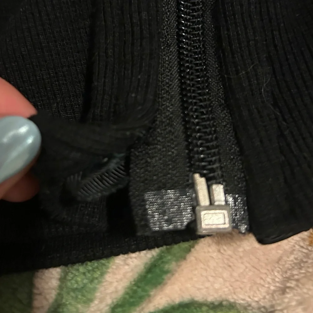 VINTAGE lululemon athletica Black & Pink Cropped Scuba Zip Up - Picture 7 of 7